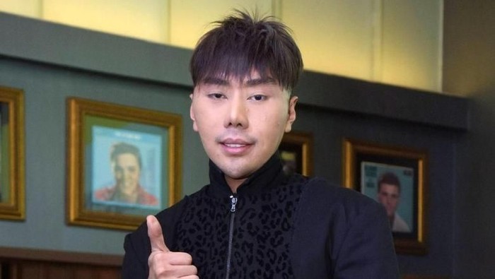 Penampakan Polisi Berpakaian APD Amankan Roy Kiyoshi