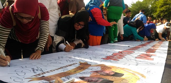 Wiih, Mak-mak Palembang Teken Spanduk Dukungan Prabowo-Sandiaga