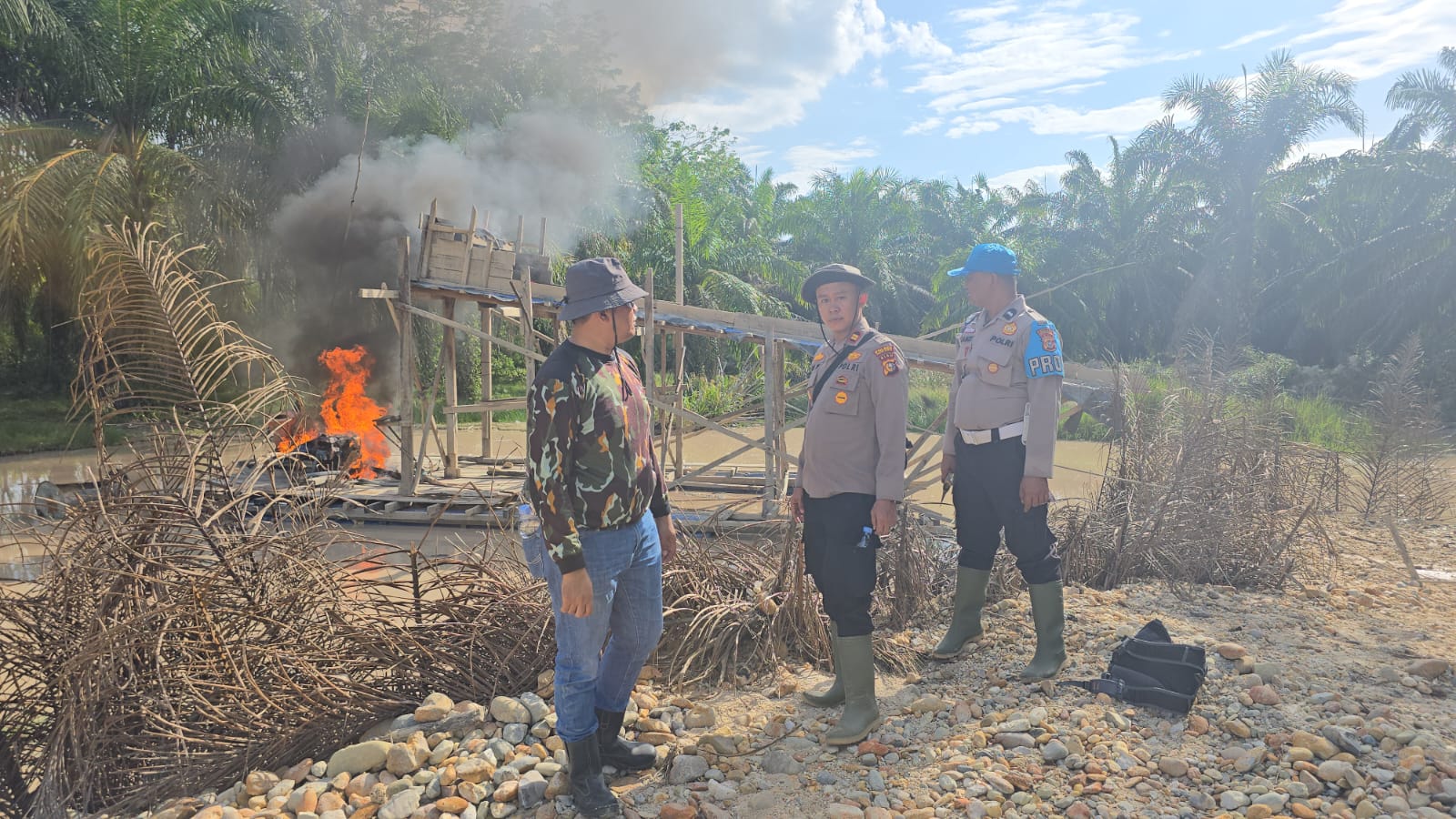 Polsek Kuantan Hilir Musnahkan 4 Rakit PETI di Bendungan Koto Rajo Kuansing