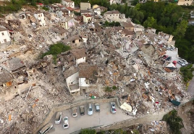 Tim Penyelamat Kembali Temukan Jasad Korban Gempa Italia