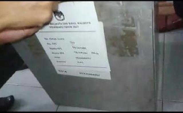 VIDEO: Aksi pembongkaran ilegal kotak suara terekam, KPU Pekanbaru diminta tunda penetapan pemenang