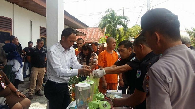Polda Riau Larutkan 8 Kg Sabu dan Belender 27 Ribu Ekstasi