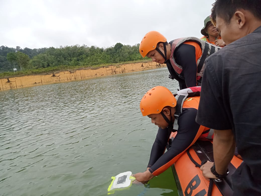 Sampan Terbalik di Danau PLTA, 2 Selamat 1 Orang Hilang