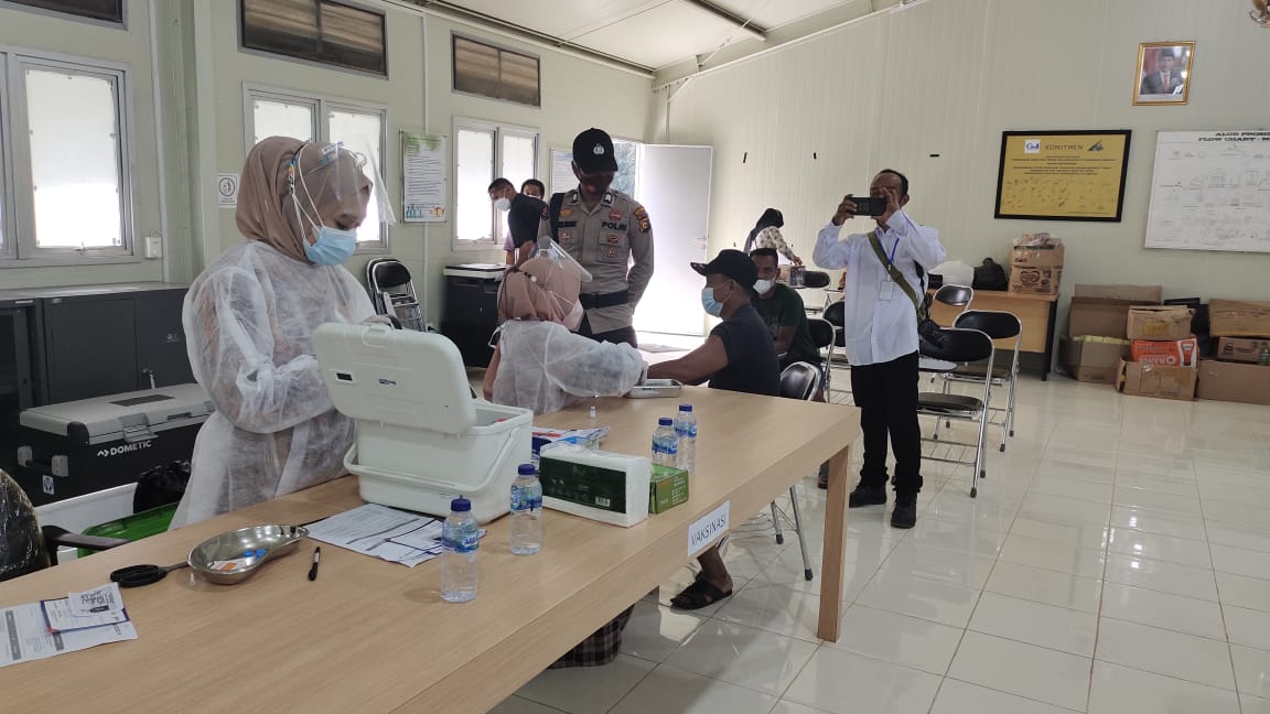 Polsek Ukui Monitoring Vaksinasi Gotong Royong Lanjutan di PT Gandaerah Hendana