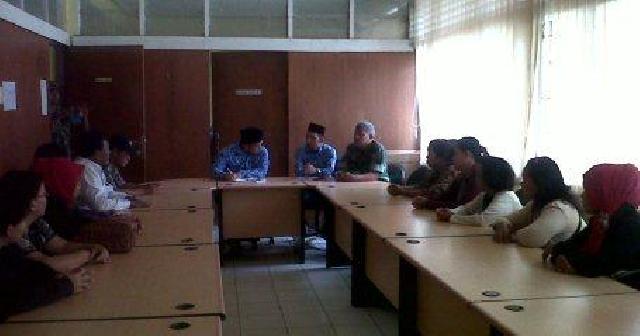 Puluhan Pedagang Pasar Air Molek Datangi Kantor Camat