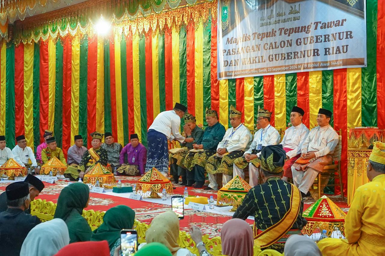 Pj Gubri Rahman Hadi Harapkan Pilkada Riau Damai Lewat Tepuk Tepung Tawar 3 Paslon