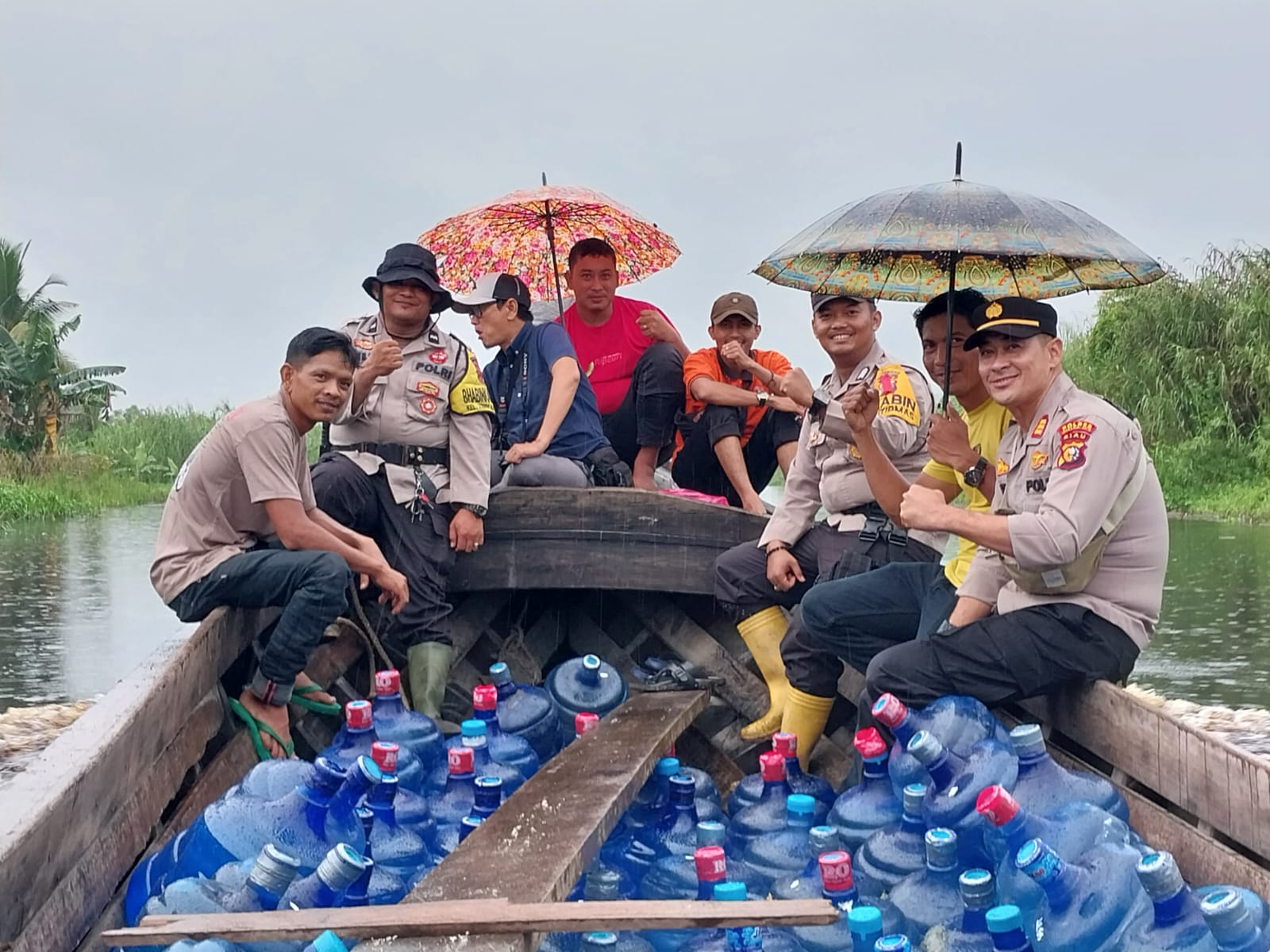 Polsek Tembilahan Hulu Salurkan Air Bersih ke Warga Inhil Terdampak Banjir dan Ciptakan Pemilu Damai