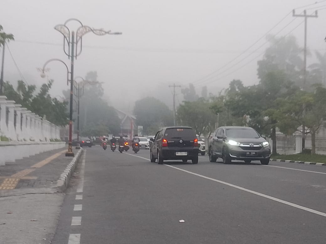 Kabut Tebal Selimuti Riau Pagi Hari, Malam Diprediksi Hujan Deras