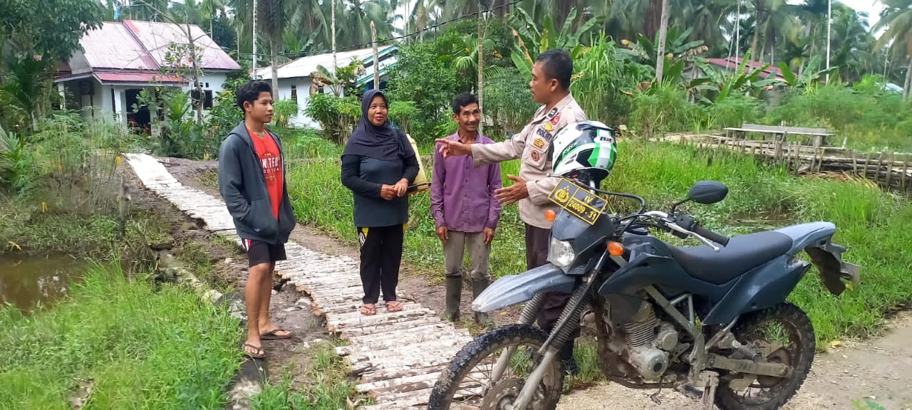 Polsek Tempuling Cooling System dengan Sambangi Masyarakat di Jalan Kalimantan