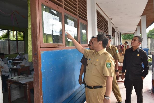 Bupati Amril Tinjau Pelaksanaan UN SMP Sederat di Bengkalis