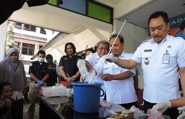 Hehe, BNN Celupkan Sabu 800 Gram ke Diterjen, Lihat Ekspresi Muka Pengedarnya