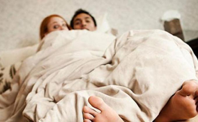 Suami Dobrak Pintu, Istri Cuma Pakai Singlet Dipangku Selingkuhan