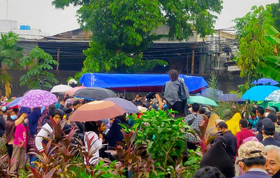 Ribuan Orang Hadiri Pemakaman Vanessa Angel dan Suami