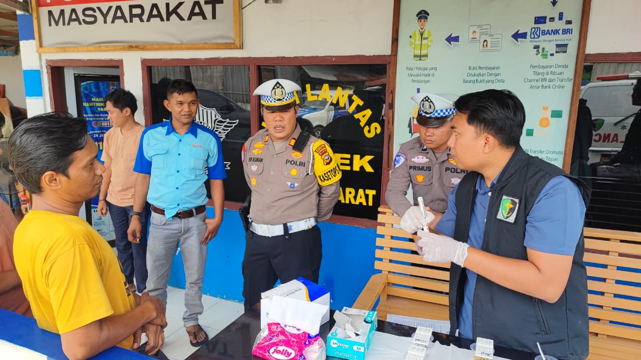 Satlantas Polres Inhu Tes Urine Sopir di Jalintim, Hasilnya Mengejutkan