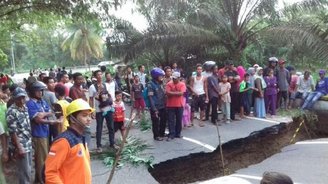 Jalan Lintas Bangkinang-Rantau Berangin Amblas