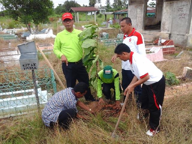 Pemkab Rohil Lakukan penghijauan Di TPU Pusara Hilir