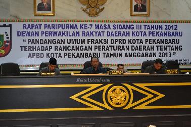 Fraksi DPRD Kota Pekanbaru Sampaikan Pandangan Umum terhadap APBD 2013