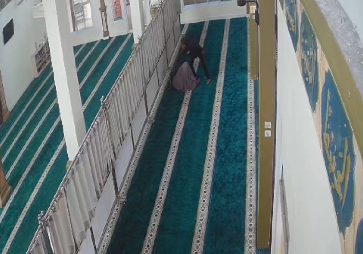 Aksi Maling Tas Jamaah saat Salat di Masjid Pekanbaru Terekam CCTv