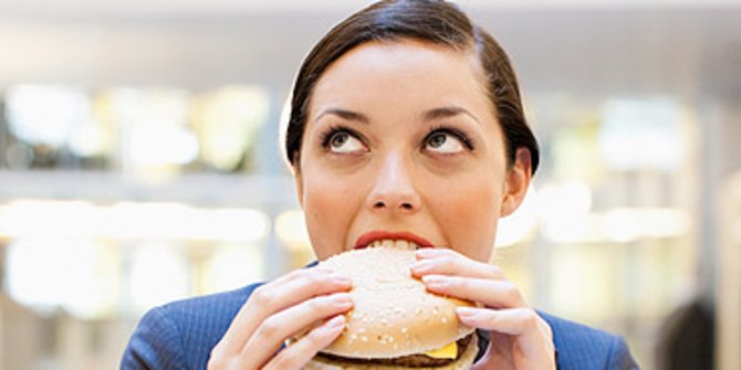 Berikut Lima Hal yang Menyebabkan Tubuh Menjadi Berkeringat ketika Makan