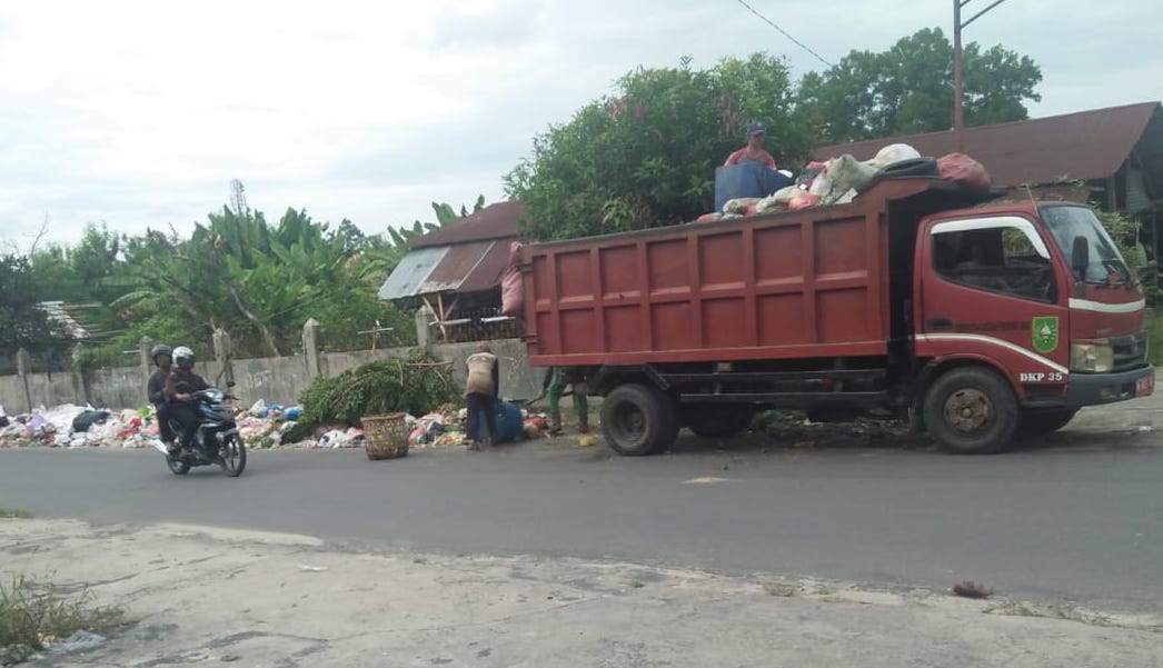 Kontrak Perusahaan Pengangkut Berakhir, Sampah di TPS Pekanbaru Menumpuk