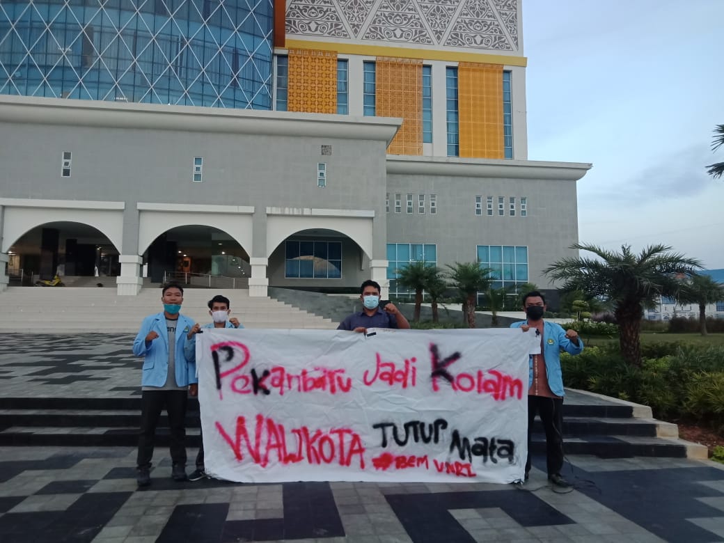Gelar Aksi Propaganda, BEM UNRI Tuntut Wali Kota Pekanbaru Tuntaskan Permasalahan Banjir