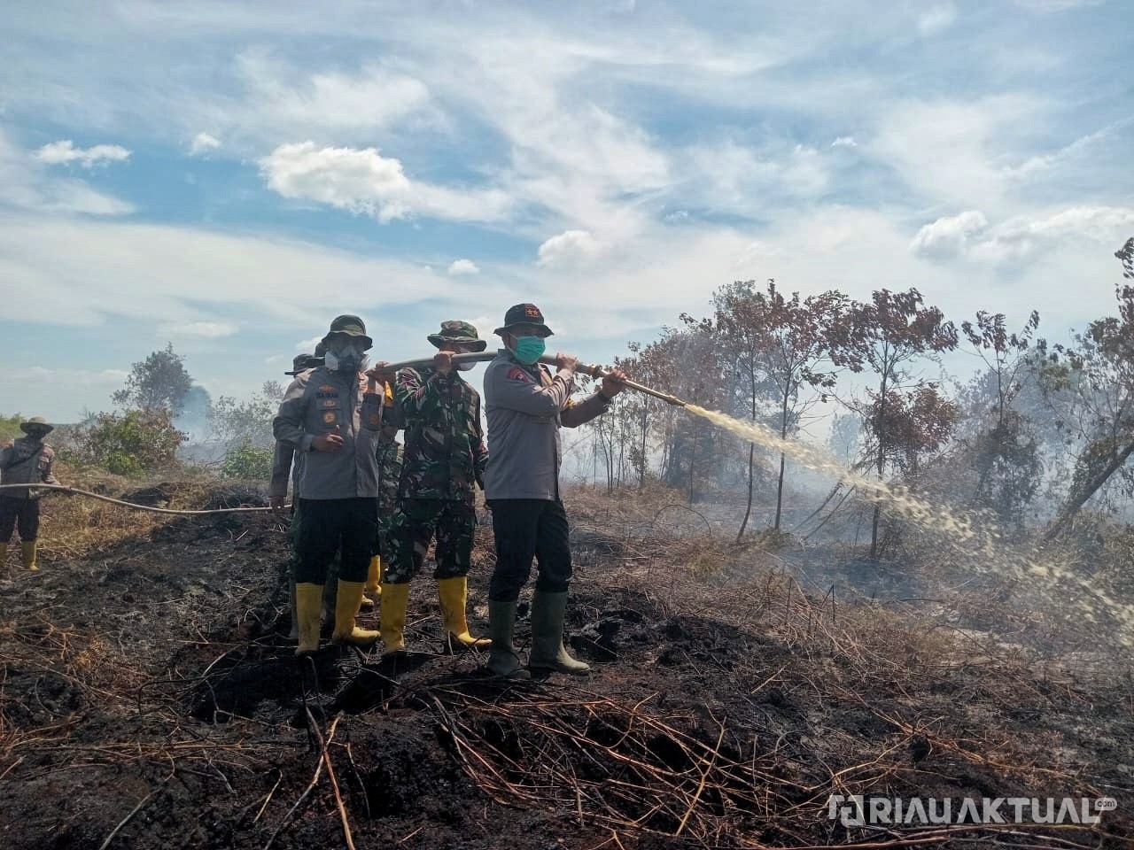 Dikepung Asap, Kapolda Riau Turun Langsung Padamkan Api Karhutla di Rohil