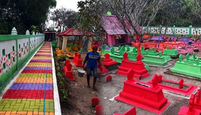 Kisah Makam Warna-warni, Dulu Suram Kini Jadi Tempat Selfie Warga