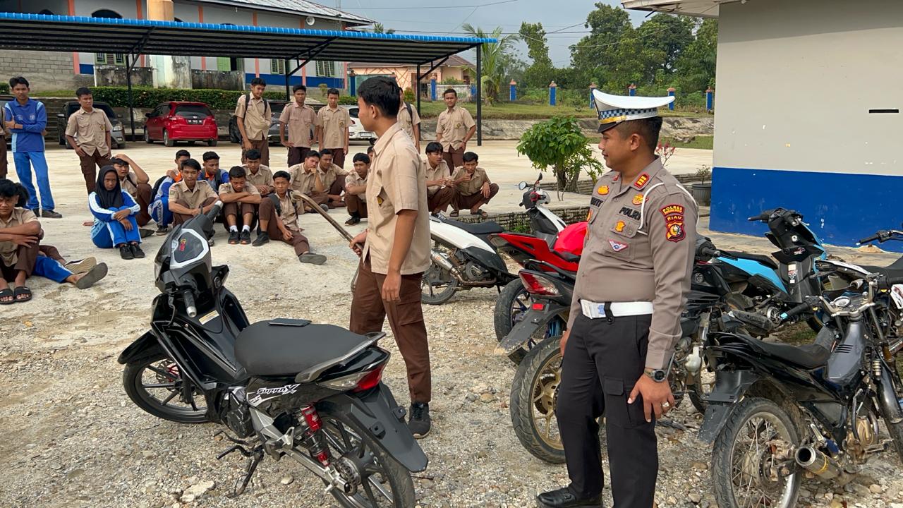 Polres Rokan Hulu Sidak Knalpot Brong di SMKN 1 Rambah dan Sosialisasikan Pemilu