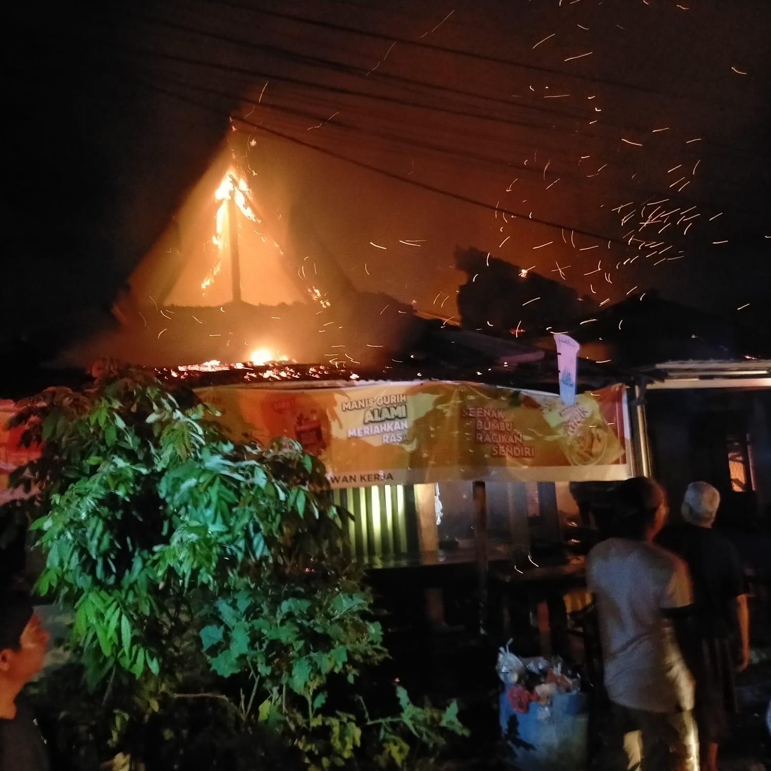Kebakaran Hanguskan 4 Rumah dan 2 Warung Harian di Pekanbaru