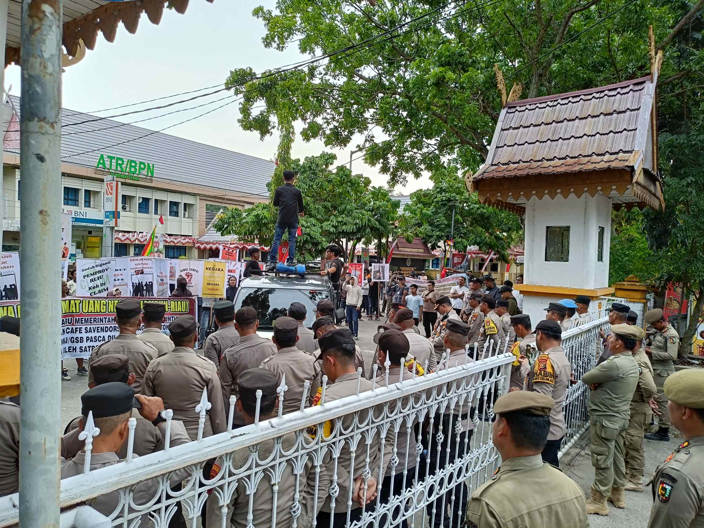 AMPUN Riau Minta Satpol PP Pekanbaru Segel Bangunan Kafe Sevendoors