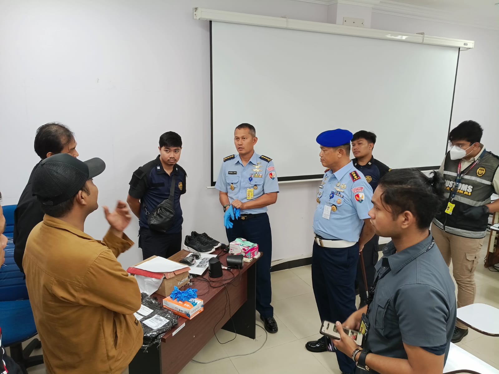 Penyelundupan 100 Gram Sabu dan 100 Pil Ekstasi di Bandara SSK II Pekanbaru Berhasil Digagalkan