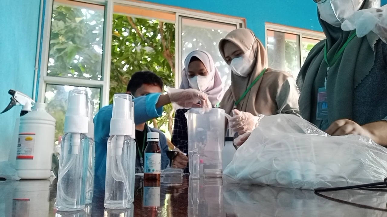 Mahasiswa Kukerta UNRI Kelurahan Cinta Raja Bikin Hand Sanitizer Untuk Dibagikan Kepada Warga