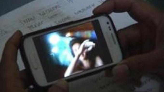 Lelaki Ini Kaget, Saat Memeriksa Ponsel Putrinya Ada Gambar si Anak Bugil dan Foto 'Menjijikkan'