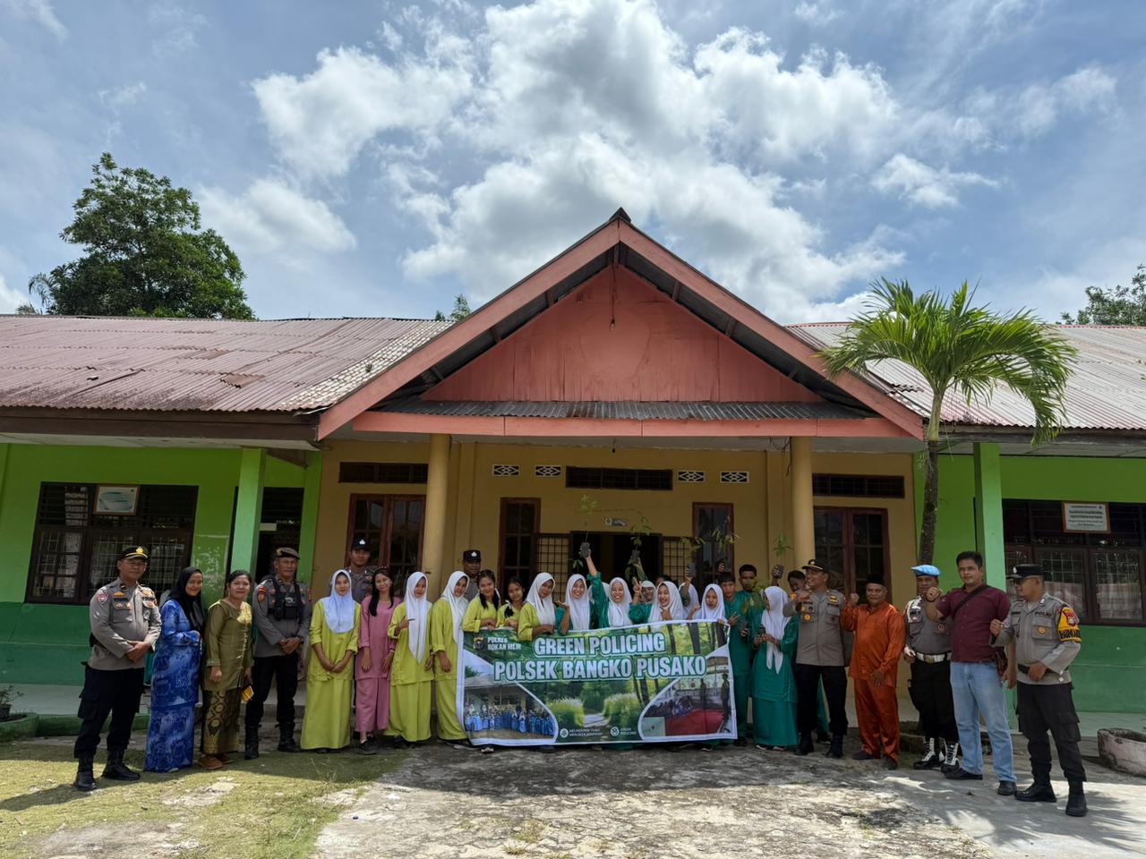 Green Policing, Kapolsek Bangko Pusako Sosialisasikan Tanam Pohon di Sekolah