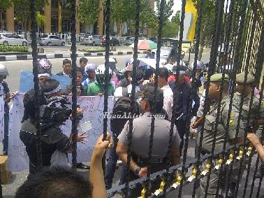 Harga Kelapa Anjlok, Mahasiswa Inhil Demo Kantor Gubri Riau