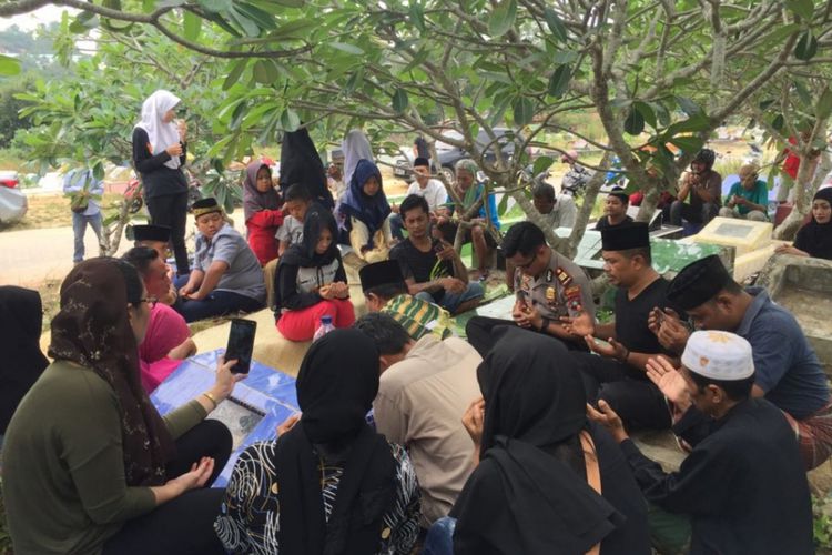 Digendong Kapolsek, Warga Antar YS, Bayi Yang Meninggal Dianiaya Ayahnya ke Peristirahatan Terakhir