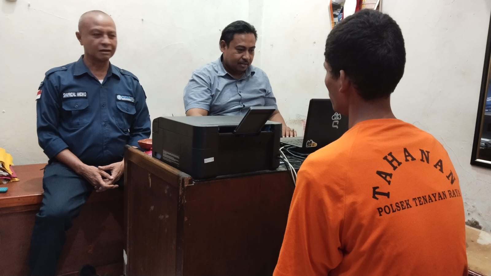 Sembunyi Diatas Plafon Rumah Selama 3 Jam, Aksi Maling Digagalkan Korban