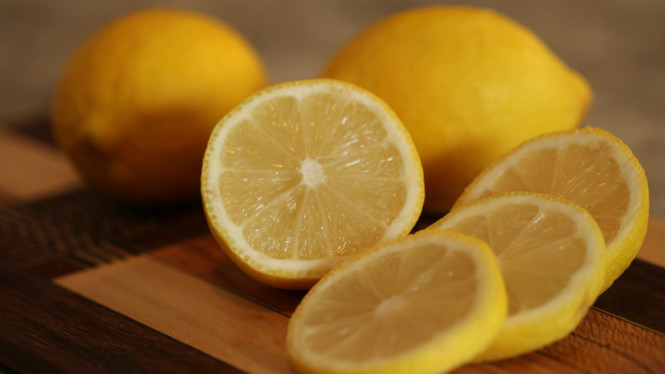 7 Manfaat Menakjubkan Simpan Irisan Lemon di Samping Kasur