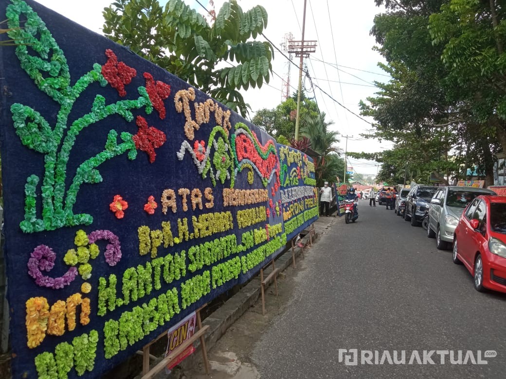 Papan Bunga Ucapan Duka Cita Penuhi Kawasan Rumah Almarhum Herman Abdullah