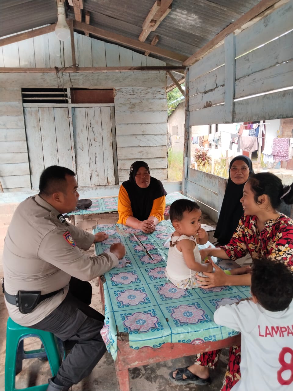 Sasar Ibu-ibu, Bhabinkamtibmas Kepenghuluan Harapan Jaya Gelar Program Cooling System untuk Pilkada Damai