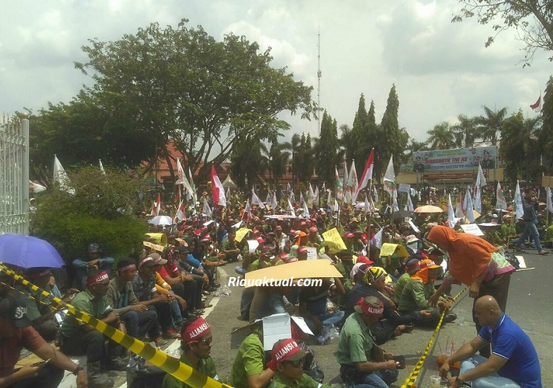 Ini Tuntutan Buruh RAPP yang Lakukan Aksi Demo Besar-besaran di Depan Kantor Gubernur Riau