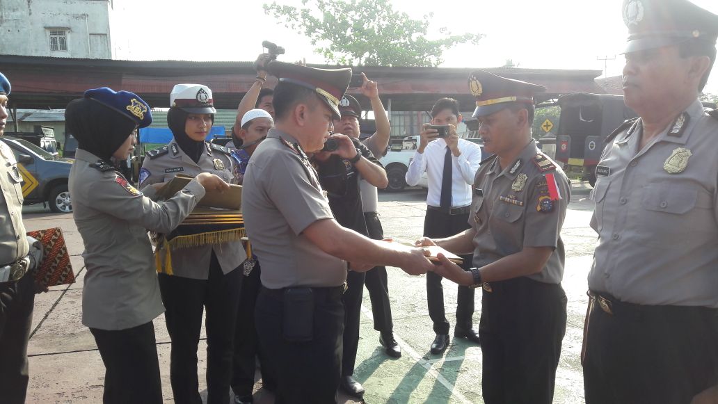 10 personil Polres Inhil dan 2 Anggota TNI Dapat Penghargaan