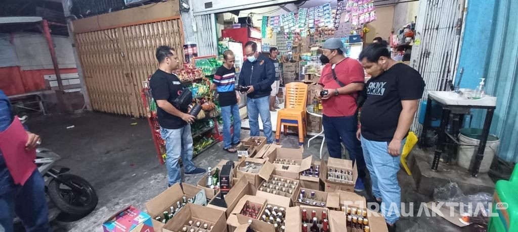 Ribuan Botol Miras Diamakan Polda Riau