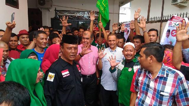 Teriakan Allahu Akbar Sambut Putusan Panwaslu Pekanbaru Loloskan Pasangan 'BISA' Ikut Pilkada