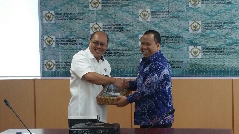 Bupati Meranti Serahkan LHP Un Auditied Pemkab Meranti 2017 Ke BPK RI Perwakilan Riau