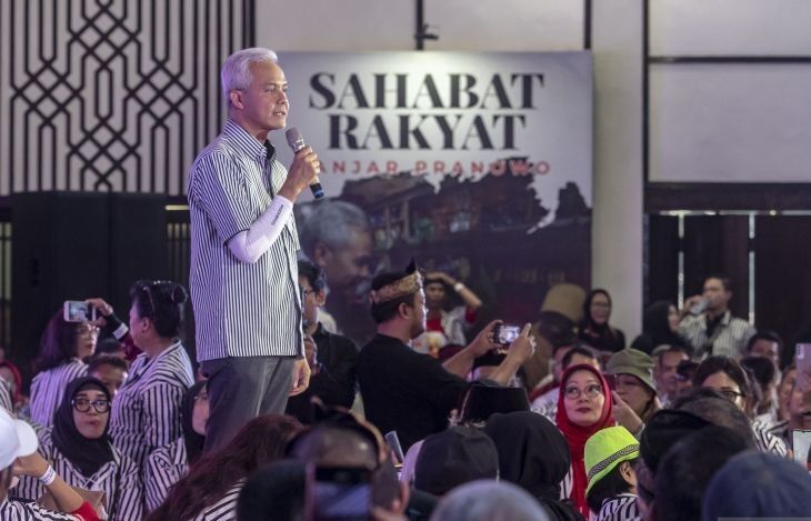 Ganjar Cerita Baju Kampanye Garis Hitam Putih Didesain Jokowi