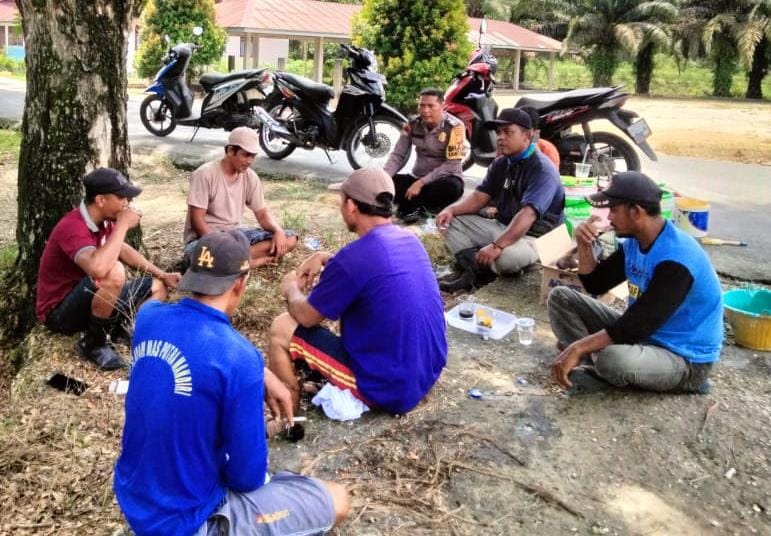 Personel Polsek Bungaraya Sambangi Warga, Ajak Jaga Kerukunan Jelang Pilkada