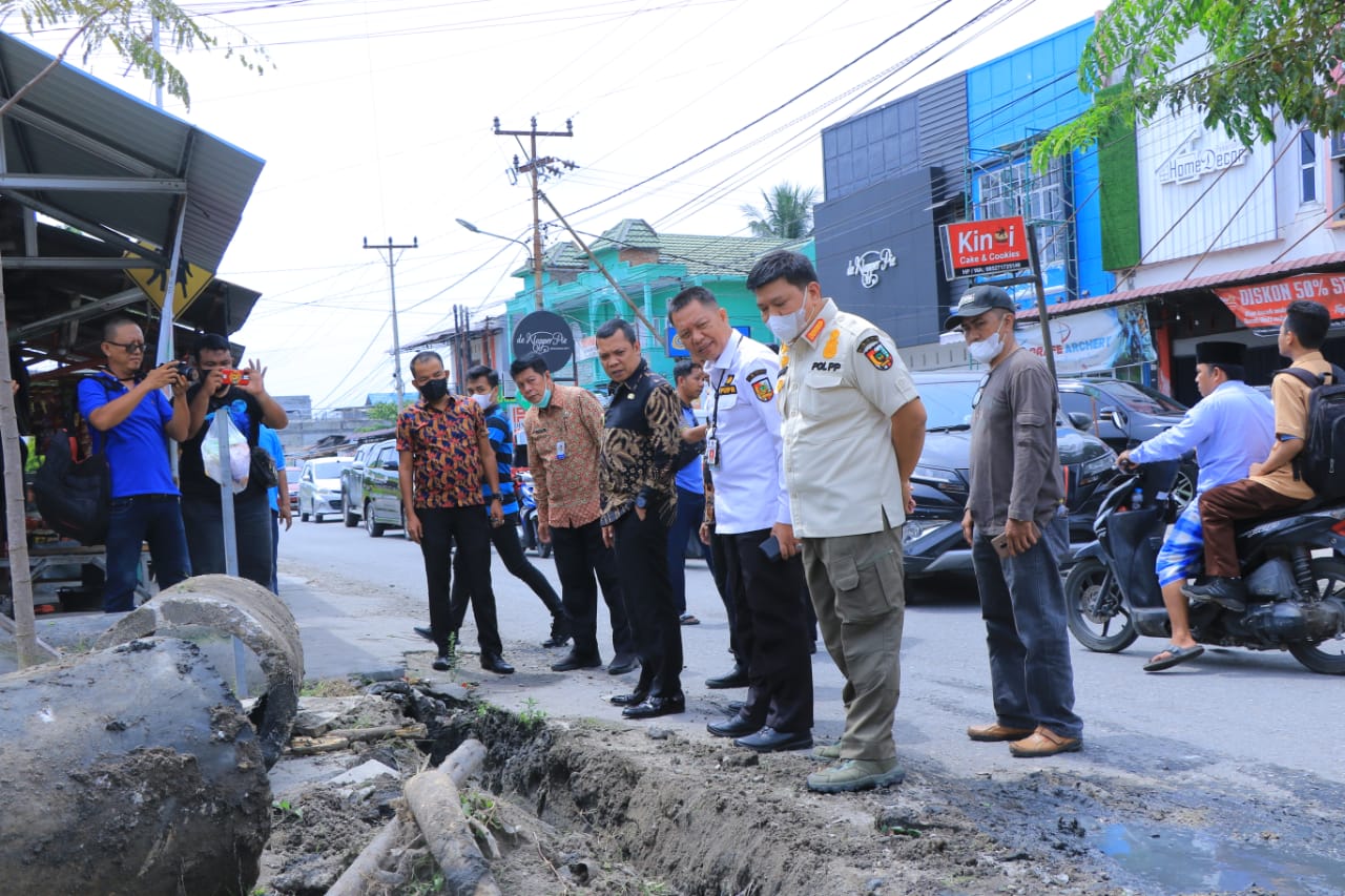 Sampah Sumbat Drainase, Pj Walikota Pekanbaru Minta Pengawasan RT/RW dan Lurah 