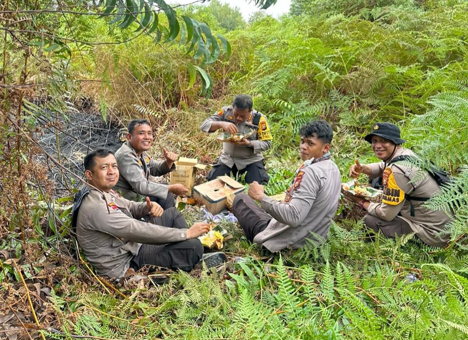 Momen Kapolres Meranti Makan Bersama Anggota saat Istirahat Padamkan Karhutla