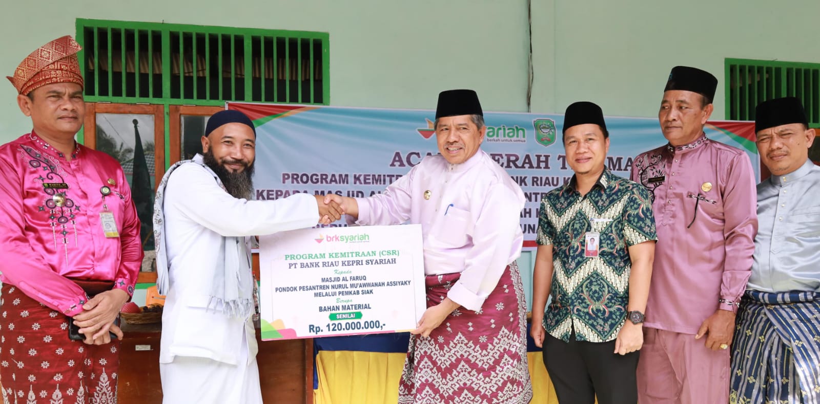 Bupati Alfedri Serahkan Rp120 Juta CSR Bank Riau Kepri ke Masjid Al Faruq Kampung Temusai